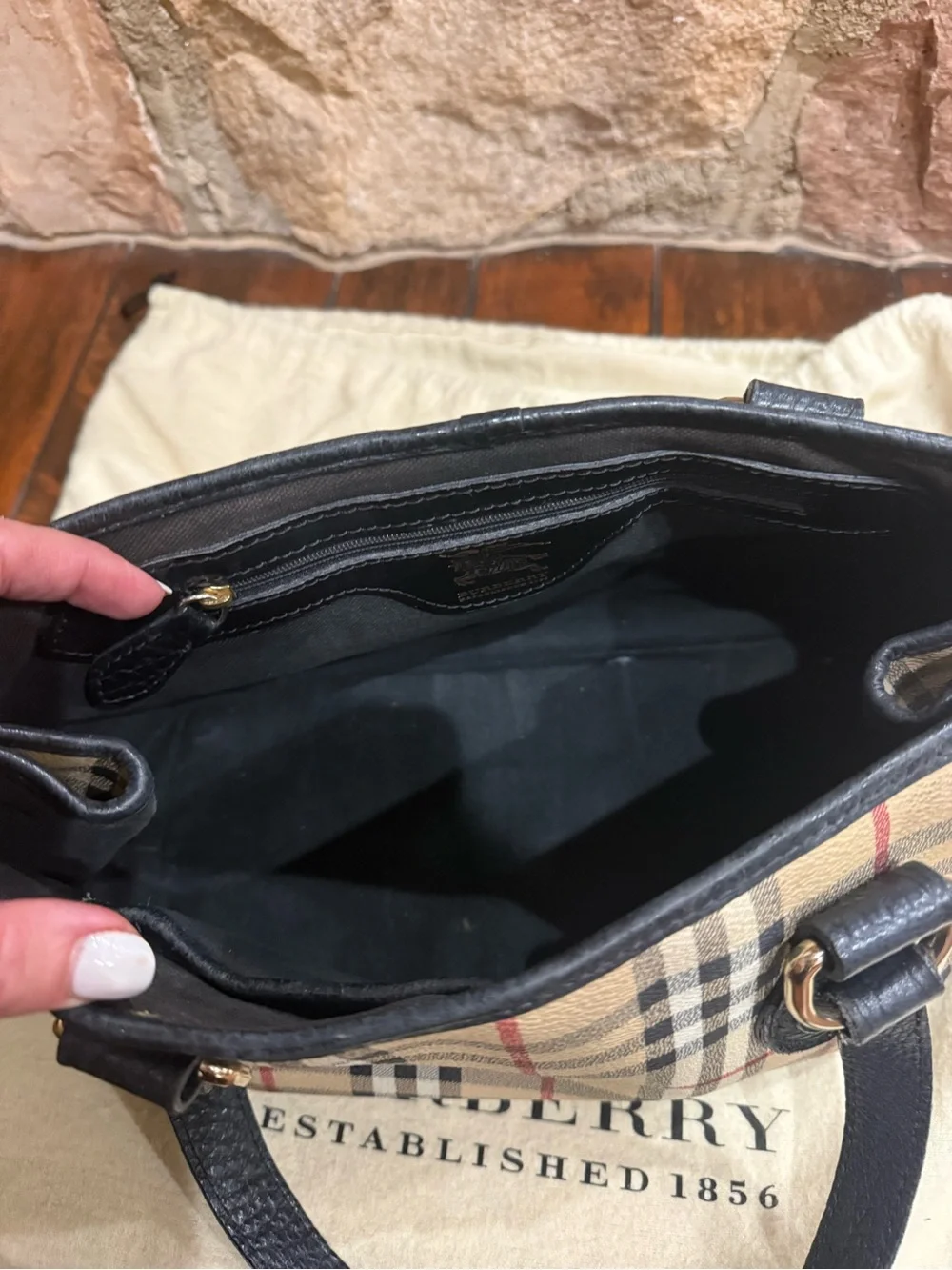 Burberry Beige Nova Check Handbag with Black Trim - Picture 4 of 6